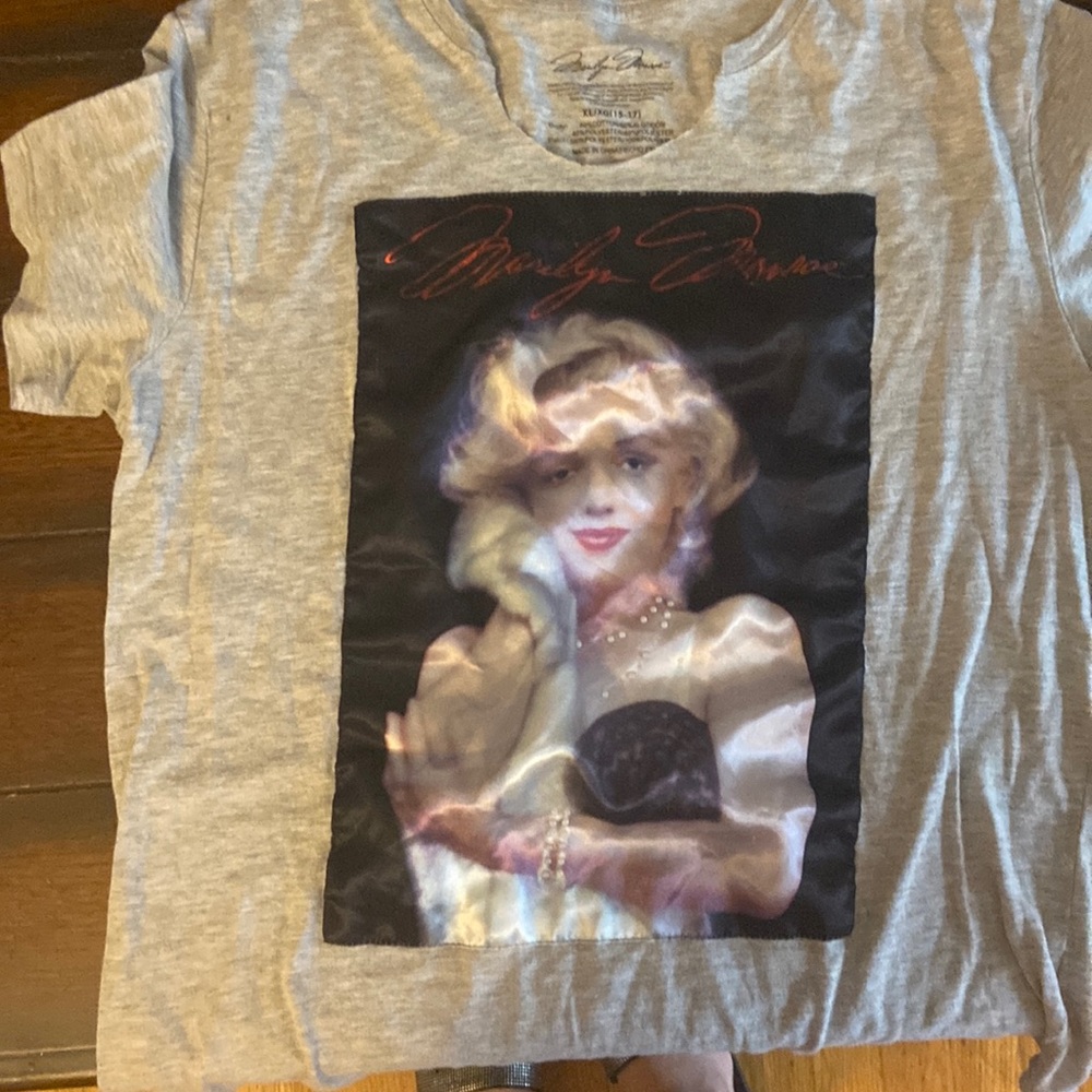 XL gray Marilyn Monroe T shirt